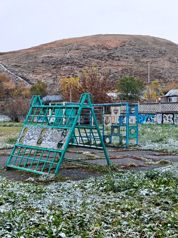 Интересно, включают ли стадион школы номер 100 города Красноярска в какие-нибудь отчеты чиновников о местной…