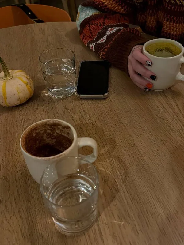 Кепка в октябре, это чтобы не было видно слез и опухших глаз))))