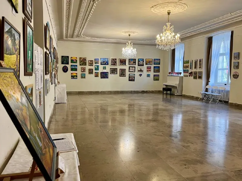 🖼️ Последние дни бесплатной выставки наивного искусства во дворце Примаса 🥰