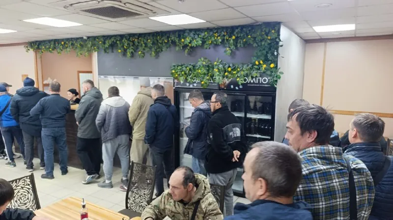 Очередь за пловом на Фабричной