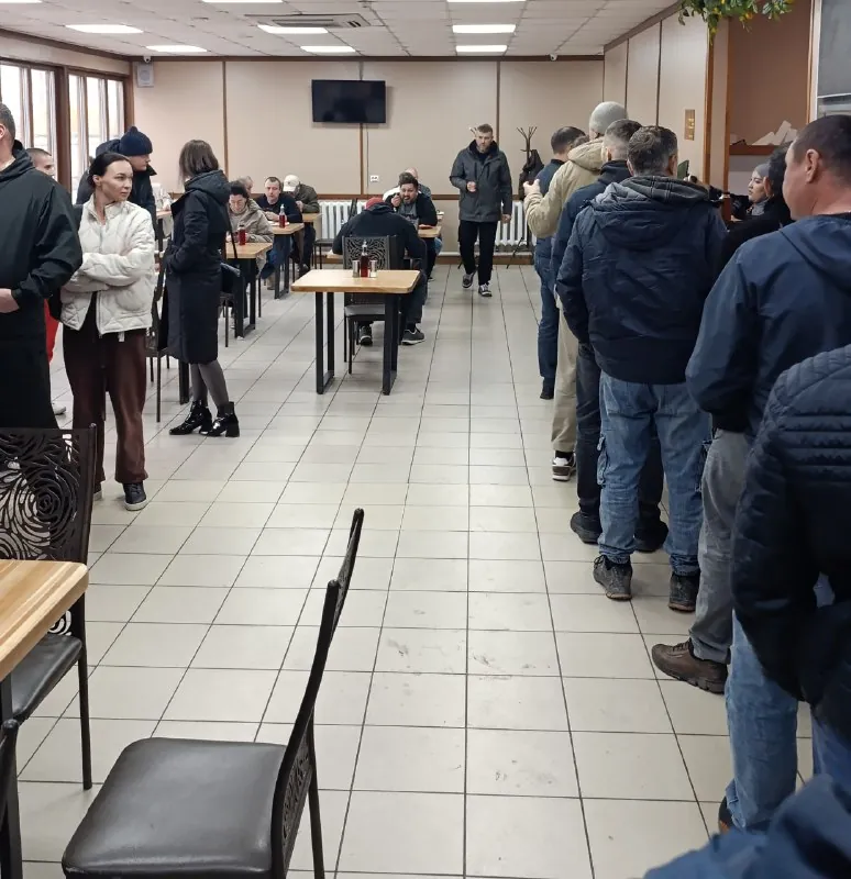 Очередь за пловом на Фабричной