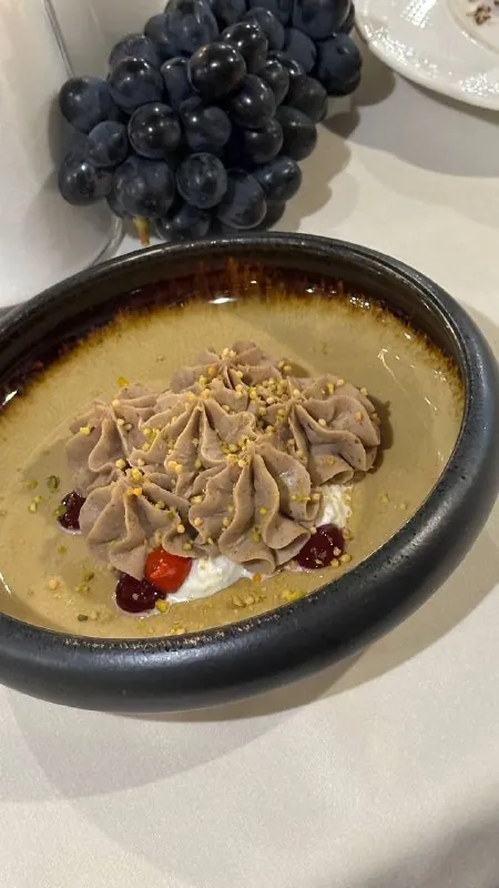 Обязательная точка остановки отдыхающих и желающих вкусно поесть с видом на живописный склон с виноградником в районе…