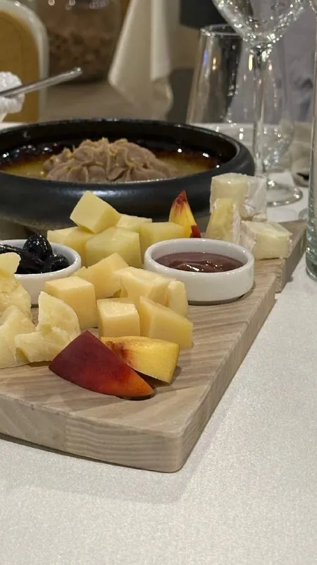 Обязательная точка остановки отдыхающих и желающих вкусно поесть с видом на живописный склон с виноградником в районе…