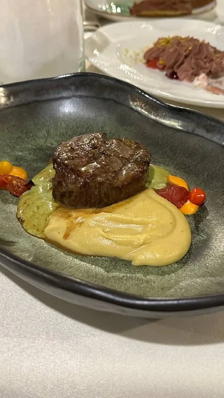 Обязательная точка остановки отдыхающих и желающих вкусно поесть с видом на живописный склон с виноградником в районе…