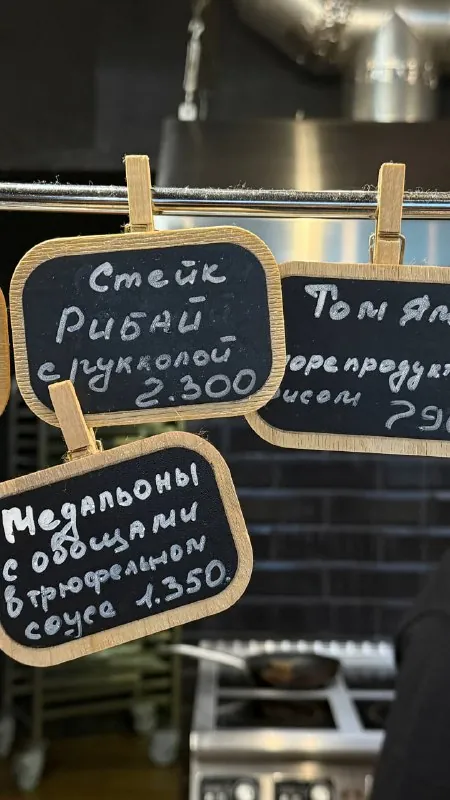 Не спрашивайте, что я здесь делаю, но: я в МГИМО.