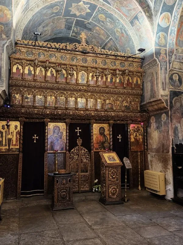 От чего действительно сложно оторвать взгляд в Бухаресте, так это от церквей.