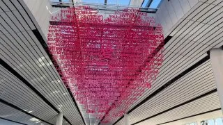 очень милое место на пересадке из Пекина в Токио 🐾 сделан маленький китайский сад с рыбками внутри, чтобы транзитные…