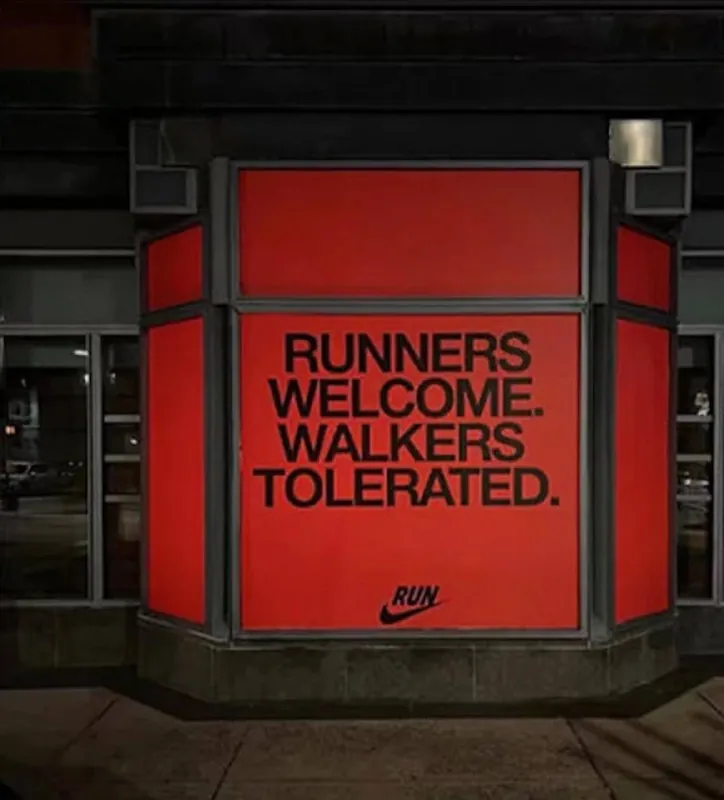 В интернете отменяют Nike за баннер с приколом про пешеходов перед Бостонским марафоном.